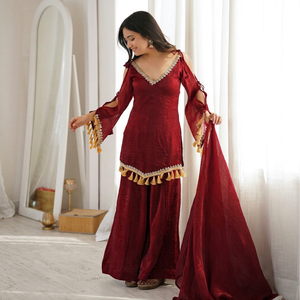 Conjunto indio-pakistaní color borgoña con bordados, borlas, hombros descubiertos, top Anarkali, pantalones de pierna ancha y dupatta para fiestas y bodas - Product Image 1