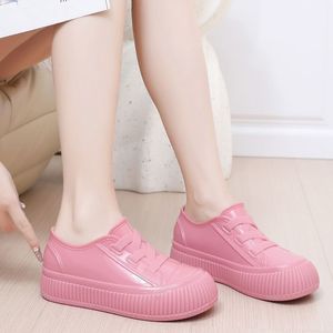 Bottes de pluie imperméables pour femmes, chaussures en caoutchouc à semelle épaisse et tige basse pour l'extérieur, la cuisine et le lavage de voiture - Product Image 4