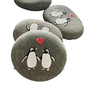 Piedras Decorativas Talladas a Mano de 3-5 cm, Piedra Gris con Diseño de Pingüino para el Día de San Valentín - Product Image 4