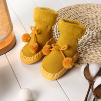 Vente en gros de chaussons 6 couleurs moelleux épais et chauds pour sol maison avec pompon doux en tricot avec semelles en caoutchouc chaussettes antidérapantes pour chaussures de bébé