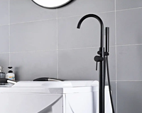 Style debout de robinet de baignoire au sol à haut débit noir mat autoportant contemporain