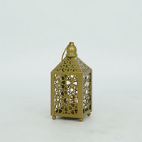 Lanternes en fer forgé de style marocain, artisanat métallique du Moyen-Orient, lanternes festives, étoiles et lunes ajourées, chandeliers en métal, ornements de bureau