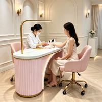 Table de manucure rose de luxe avec bande LED, lampe incurvée dorée, panneau cannelé, poste de travail pour salon de manucure et studio de beauté