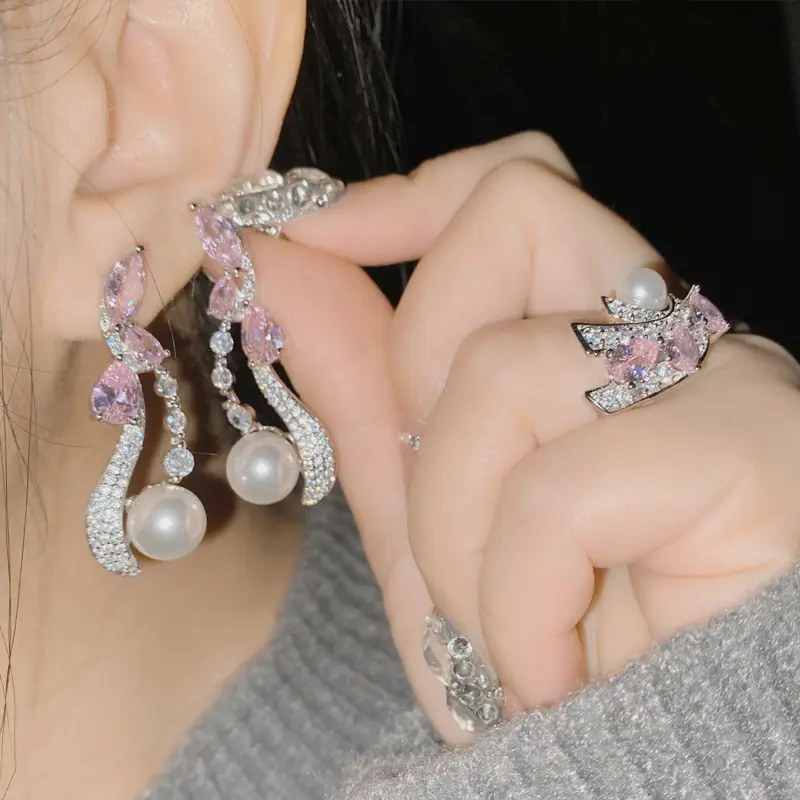 2024 Mode Hochzeit Braut Perle Diamant-Ohrringe Ringe 18k Gold plattiert hochwertiges Mikro-Einsatz CZ Bankett Messing-Schmuck-Set