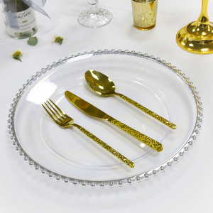 Assiette de présentation ronde en plastique transparent avec bord doré et perles dorées, argentées ou noires – Offre Spéciale Mariage - Product Image 3