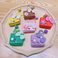 Nouveauté 2026 : Mini porte-monnaie en cuir PU tressé bohème avec porte-clés |   Charme de sac mignon avec nœud et fleur |   Cadeau de vacances et faveur de mariage