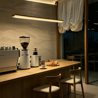 Vitrine à desserts sur mesure avec éclairage LED de luxe, design intérieur de boutique de desserts