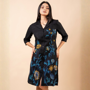 Camisa de Lino Negra de Alta Calidad con Bordado Floral, Vestido Elegante y Duradero para Mujer - Product Image 6