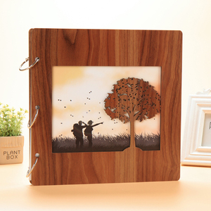 <span class=keywords><strong>Album</strong></span> Fotografico Tascabile in Legno Intagliato 29*29cm con Rilegatura a Spirale e Capacità di Oltre <span class=keywords><strong>200</strong></span> <span class=keywords><strong>Foto</strong></span> per Conservare e Organizzare Ricordi - Product Image 1