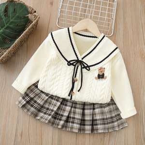 Set Autunnale per Bambine Stile Preppy: Cardigan con Colletto alla Marinara e Patch Orso e Gonna Plissettata a Quadri, Completo Due Pezzi per Bambine - Product Image 1
