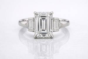 Bague en platine de haute qualité pour femmes, design intemporel de bijoux fins avec accents de diamants étincelants pour mariage - Product Image 2