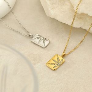 Collier Pendentif Classique en Acier Inoxydable Plaqué Or 18K avec Zircon Anti-Décoloration pour Femme - Product Image 1