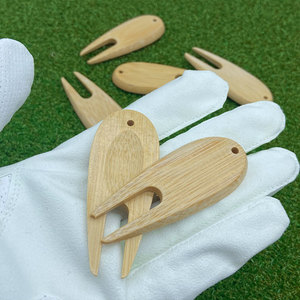 Fourche de réparation de divots de golf en bambou couleur bois naturel, marqueur de balle et outil de réparation de divots pour putting green - Product Image 4