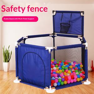 Parc pour bébé avec panier de <span class=keywords><strong>basket</strong></span> et ventouses, parc de jeu stable antidérapant, tube en acier épaissi et tissu Oxford pour une utilisation en intérieur - Product Image 1