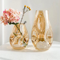 Vase de table en verre soufflé sur mesure, forme géométrique irrégulière, contemporain, fait main