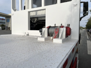 6x4 380HP 20 Ton Heavy Duty Flatbed <b>Truck</b> 10 Wheeler Low <b>Bed</b> Machinery Transporter Lorry with Spring Ramp - Product Image 2