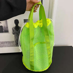 Sac de plage pliable ultra-léger en maille ajourée avec cordon de serrage et poche - Product Image 3