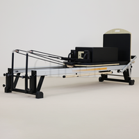 Reformer de Pilates en aluminium et bois au design moderne avec rembourrage confortable, résistance réglable et système de poulies silencieux