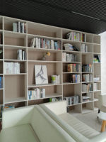 Bibliothèque Benovo Cube en bois massif couleur noyer avec portes anciennes, meuble de rangement pour salon, mobilier de maison