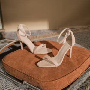 Sandalias de tacón para mujer, de satén, ligeras, con puntera de diamantes de imitación, para fiesta, club, exterior, sin cordones, de verano - Product Image 1