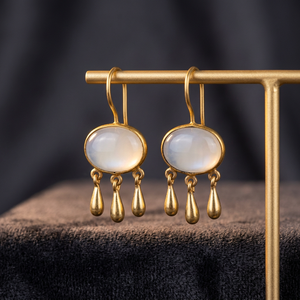 SOUMYA CREATIONS Boucles d'oreilles pendantes tendance en laiton plaqué or avec pierre précieuse Calcedoine Aqua pour femmes, idéales pour les soirées et occasions romantiques - Product Image 1