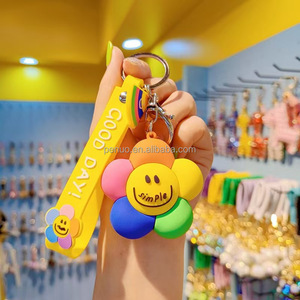 Vendez comme des gâteaux chauds Porte-clés de dessin animé 3D Porte-clés fleur mignonne Porte-clés en caoutchouc - Product Image 4
