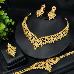 Parure de bijoux ethniques de mariage de Dubaï plaqué or avec collier, boucles d'oreilles, bague et bracelet en CZ, style vintage africain, ton or - Product Image 1