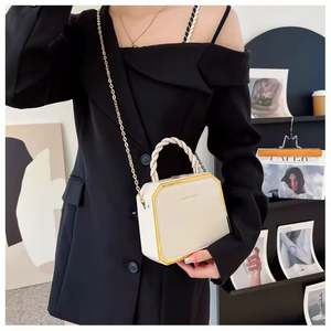 Bolso de mano de lujo para mujer, adornado con diamantes de imitación y cristales, totalmente cubierto de diamantes y cristal, ideal para una noche. - Product Image 6