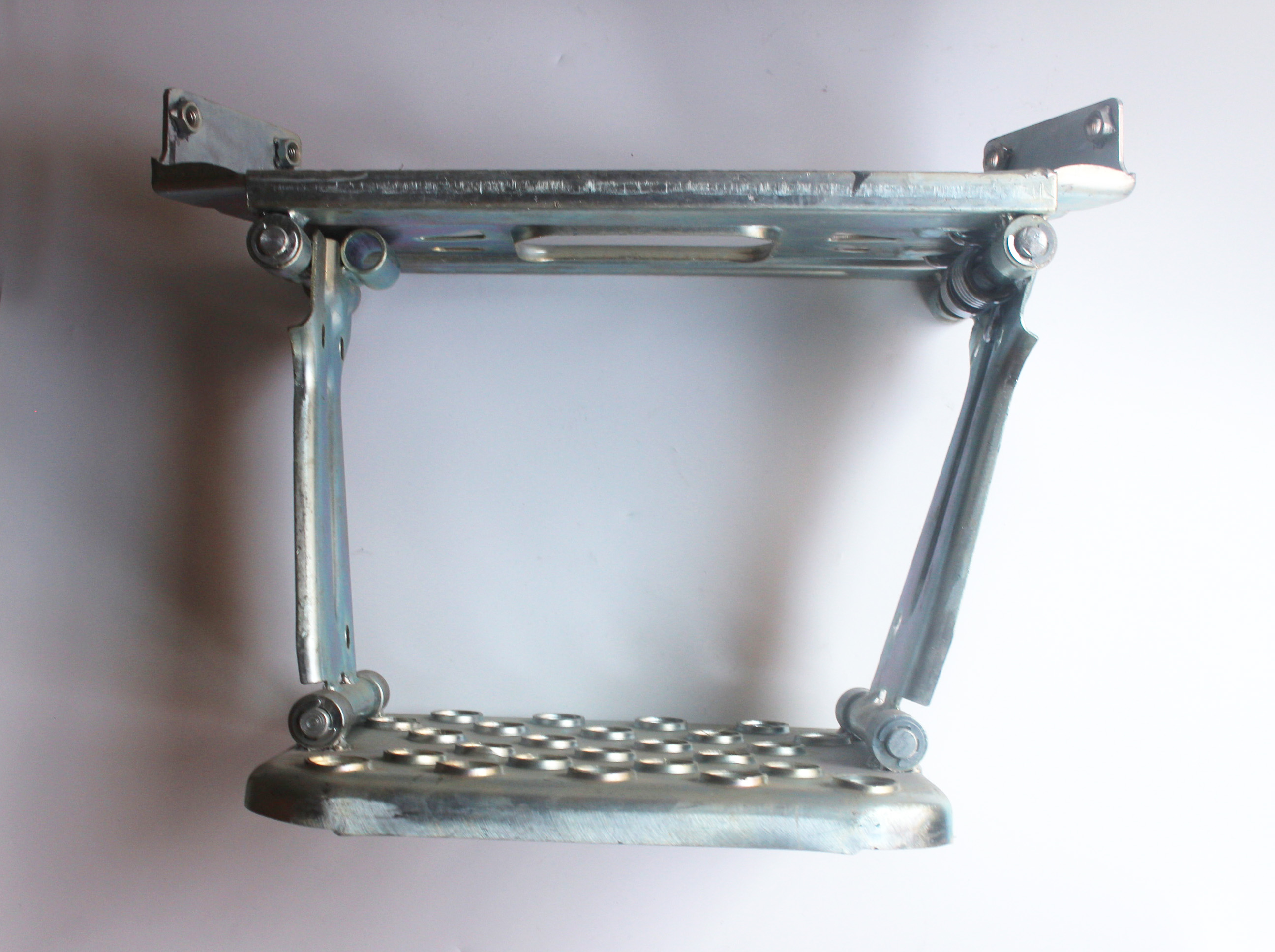 Sinotruk SITRAKC7Hスペアパーツ用右下上部車ペダル取り付け