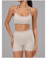 Ensemble de sport à pois en gros : Soutien-gorge croisé et short taille haute froncé pour un effet push-up – Idéal pour le fitness, la gym et le yoga