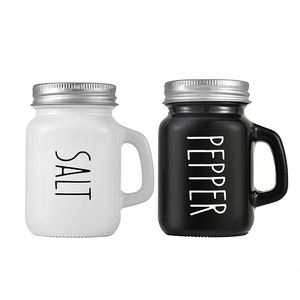 Bocaux à épices pour herbes de cuisine Mini salière et poivrière en verre noir et blanc avec couvercle personnalisé - Product Image 1