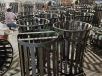 Poubelle extérieure en métal noir de 36 gallons avec couvercle à lamelles et capot anti-pluie