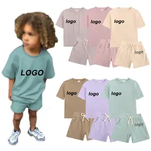 Vêtements d'été pour enfants à logo personnalisé Ensemble deux pièces t-shirt et short à col rond de couleur unie pour tout-petits garçons Ensembles de vêtements pour enfants