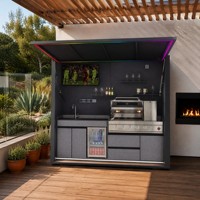 Îlot de cuisine de patio abrié en acier inoxydable 304 avec grill, réfrigérateur, protection contre la pluie et le vent, intérieur spacieux et bande lumineuse LED