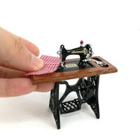 EN STOCK 1:12 maison de poupée accessoires métal main machine à coudre mini miniature enfants machine à coudre jouet