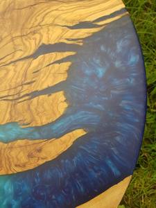 Tables en résine et en bois, design unique fait à la main, combinant du bois massif et de la résine, durables, de haute qualité, parfaites pour le salon - Product Image 2