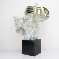 Sculpture de tête masquée en résine marbrée élégante faite à la main, or et beige, design moderne de luxe pour la décoration contemporaine de la maison et de l'hôtel