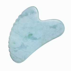 Outil de massage facial en jade Jiacui vert naturel en forme de cœur avec bord dentelé pour salon de beauté - Product Image 3