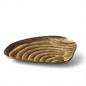 Plateau de service doré en métal lourd texturé moulé, article de vaisselle pour cuisine et salle à manger, en stock - Product Image 1