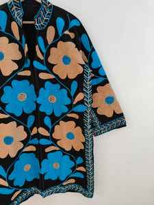 Chaqueta Suzani Bordada a Mano, Abrigo Largo Floral Rojo y Blanco, Estilo Boho Chic, Prenda Artesanal, Chaqueta de Estilo Festivo - Product Image 3