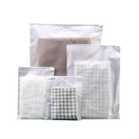 Sacs à fermeture éclair en PE recyclables imprimés sur mesure avec finition givrée pour le rangement et l'expédition de chaussettes, de chaussures et de vêtements