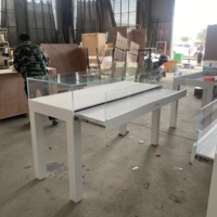 Vitrine de présentation de bijoux en verre trempé avec écran LED, design durable, usage commercial, centre commercial, luxe