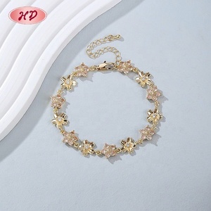 Fournisseur en gros – Bracelet chaîne et maillons en laiton plaqué or 18 carats avec zircon rose, motif fleur vintage – Bijou cadeau d'anniversaire pour femme - Product Image 1