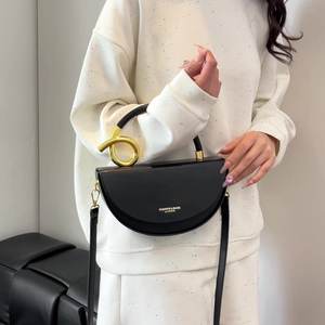 Borsa a Tracolla all'Ingrosso di Grande Successo Firmata in Pelle PU Semicircolare Borsa a Mano Rigida Elegante e alla Moda da Donna - Product Image 6