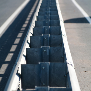 Nhà Sản Xuất Cung Cấp Hàng Rào Đường Hàng Rào An Toàn Hộ Lan Tôn Sóng Thép Chùm Đường Cao Tốc Bảo Vệ Đường Ray - Product Image 2