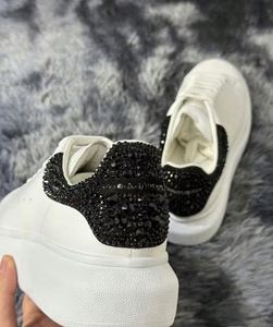 Chaussures de sport de luxe pour hommes, baskets décontractées en cuir unisexe, chaussures de marche épaisses pour femmes, vente en gros d'usine - Product Image 1