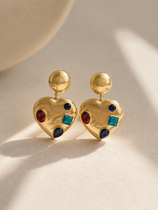 Boucles d'oreilles pendantes en forme de cœur martelé doré vintage – Cœurs multicolores ornés de pierres précieuses - Product Image 2