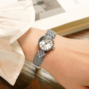 Reloj de Mujer Retro de Lujo Ligero, Regalo de Navidad, Estilo Vintage de Alta Gama, Inspirado en lo Vintage, de Cuarzo - Product Image 5