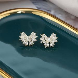 Pendientes de Botón Versátiles de Moda, Elegancia Francesa, de Alta Calidad, Nuevos al por Mayor, para Mujer, con Circonitas, Alas, Plata Tibetana, Chapados en Oro - Product Image 4