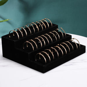 ชั้นวางโชว์กำมะหยี่ 3 ชั้น 30 ช่อง สำหรับแหวนและกำไลข้อมือ น้ำหนักเบา ดีไซน์หรูหรา - Product Image 2